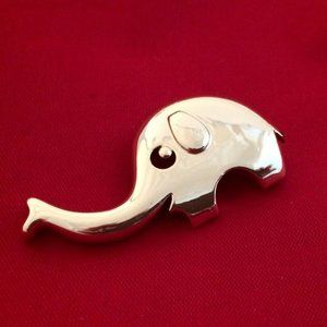 Elephant brooch pin small gold tone A21